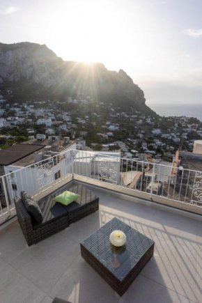 Rooftop Luxury Suite by CapriRooms